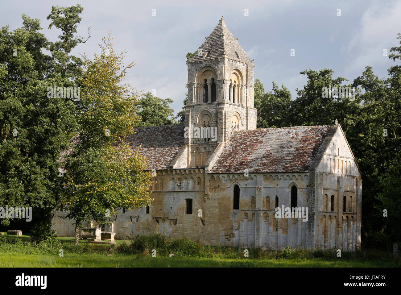 L'église romane saint pierre datant du 11e siècle, Thaon, Calvados, Normandie, France, Europe Banque D'Images