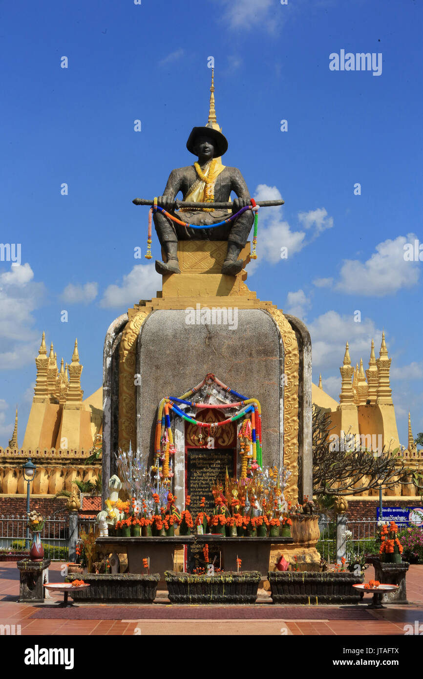 Statue du Roi Setthathirath, 1534-1571, Pha That Luang, Vientiane, Laos, Indochine, Asie du Sud-Est, l'Asie Banque D'Images