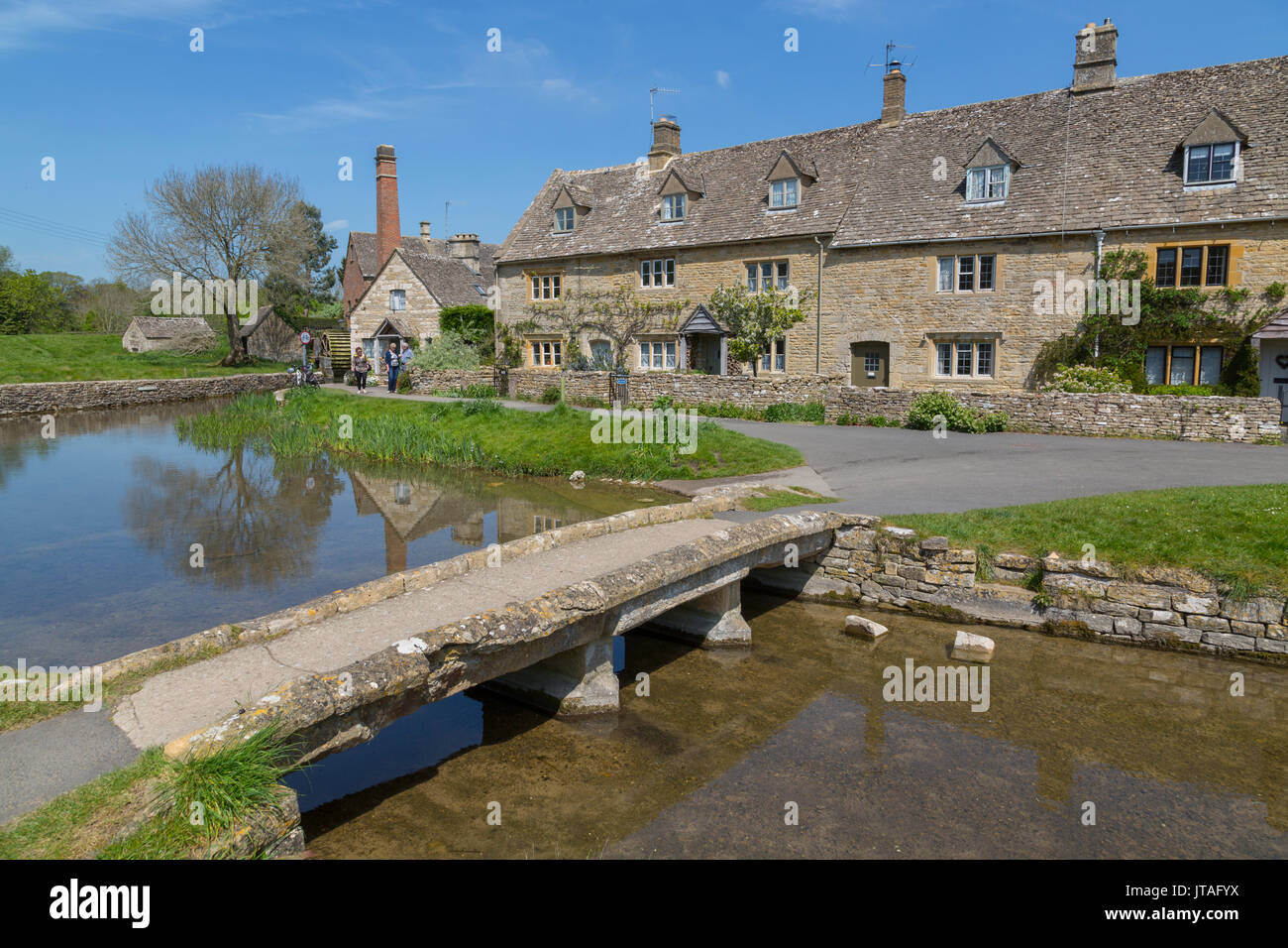 Les chalets, Old Mill Museum et pont sur la rivière Eye à Lower Slaughter, Cotswolds, Gloucestershire, Angleterre, Royaume-Uni, Europe Banque D'Images
