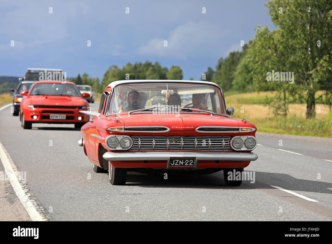 Ing Groep NV, LA FINLANDE - 5 août 2017 : Deuxième génération Chevrolet Impala Sedan rouge, probablement 1959, se déplace le long de l'autoroute sur Maisemaruise 2017 croisière voiture lat Banque D'Images