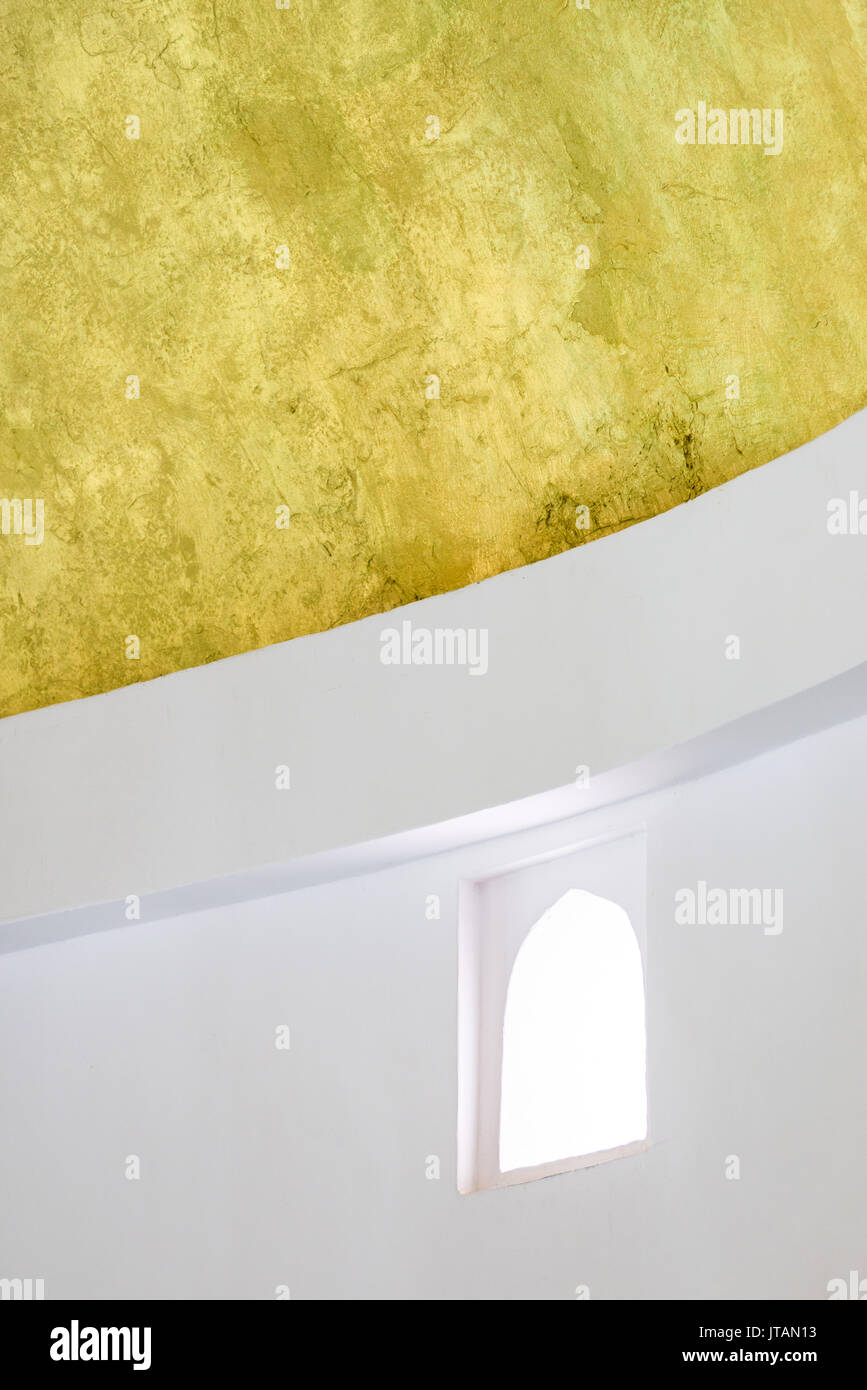 Dôme blanc et doré intérieur avec ouverture de fenêtre, Diani, Kenya Banque D'Images