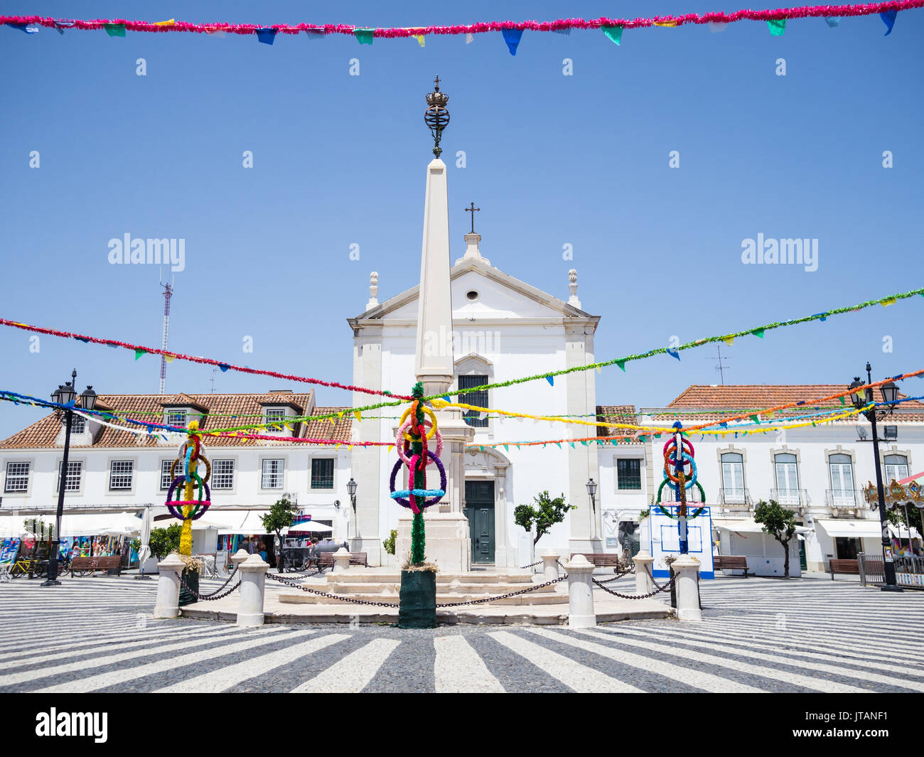VILA REAL DE Santo Antonio, PORTUGAL - 15 juillet 2017. L'attrayant et pavage monument de la place principale de la ville. Bunting Festival peut être vu et le Banque D'Images