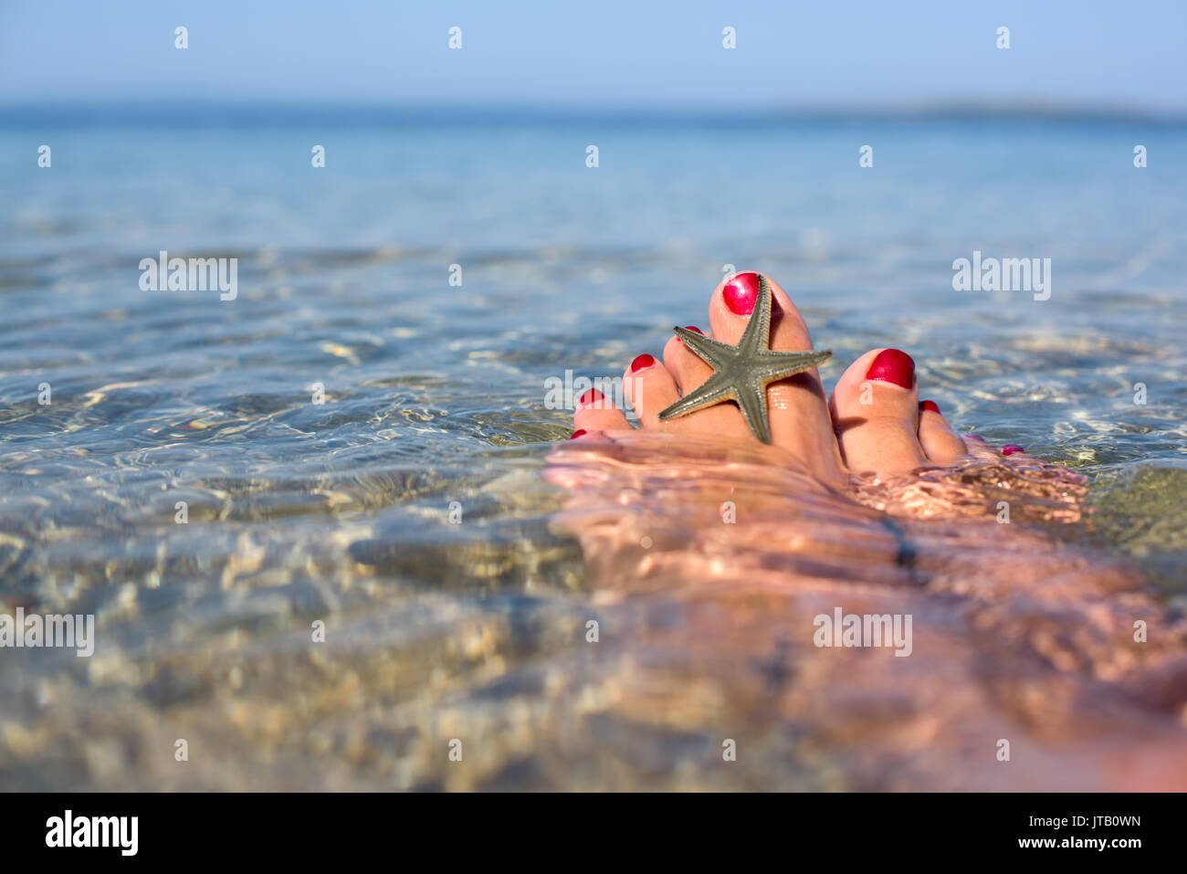 Les pieds avec de l'eau de mer sur un Banque D'Images