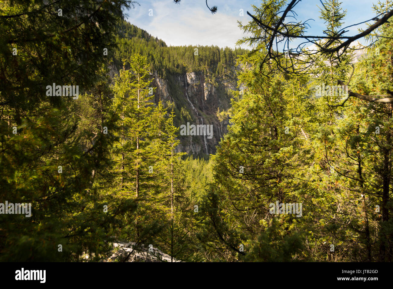 Vue de la cascade de la part d'un rocher dans les Alpes Suisses Banque D'Images