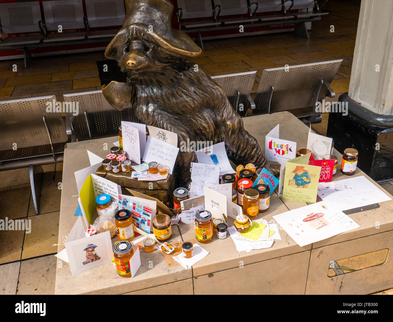 Statue de bronze de l'ours Paddington, par le sculpteur Marcus Cornish, à la gare de Paddington, Cité de Westminster, Londres, Angleterre, ROYAUME-UNI, GB. Banque D'Images