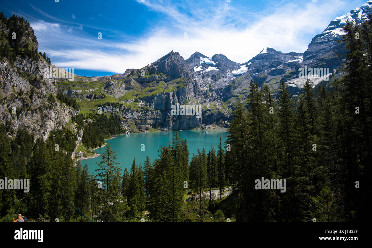 Vue imprenable sur le lac d'Oeschinen en Suisse Banque D'Images