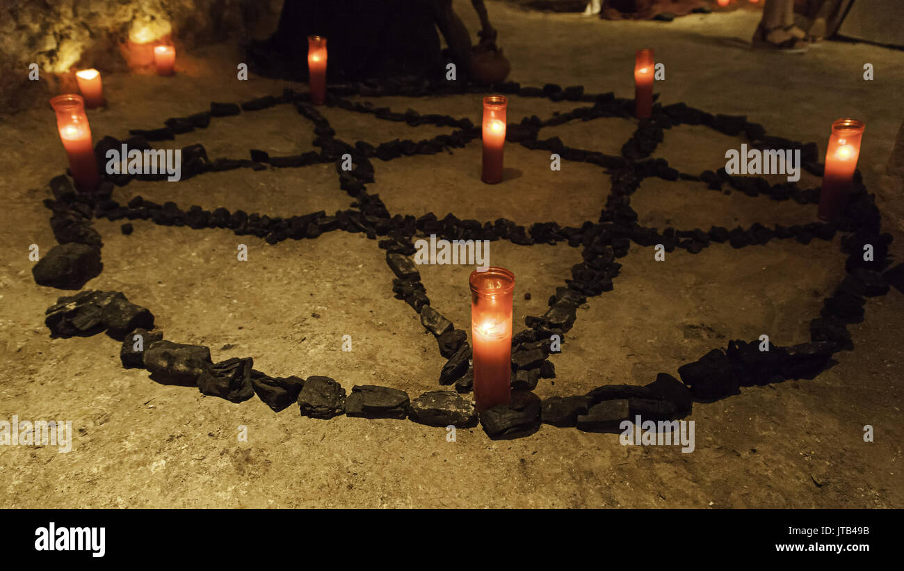 Pentacle satanique avec des bougies allumées, rituel de magie noire de  l'occultisme, détail Photo Stock - Alamy