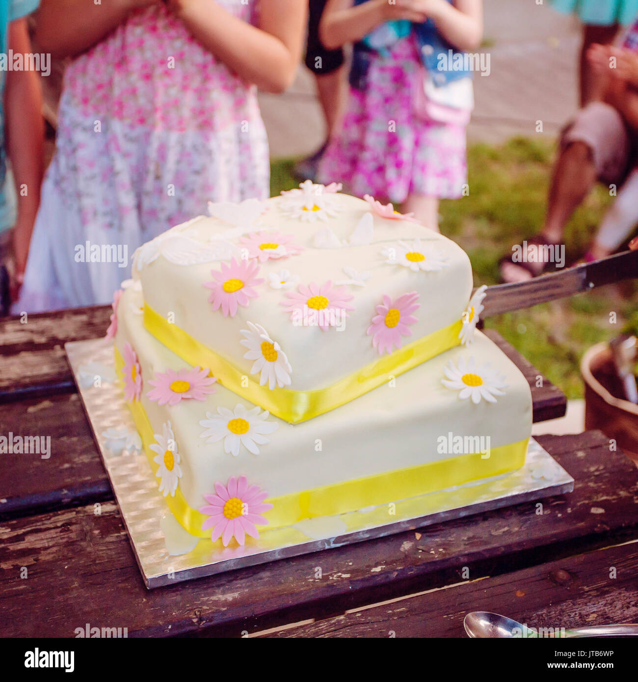 Gateau De Mariage En Fleurs Avec Papillons Photo Stock Alamy