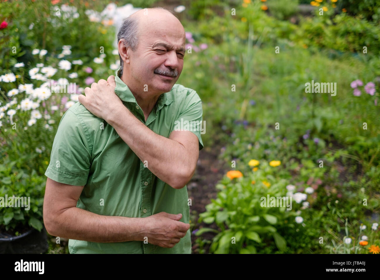 Vieil homme avoir douleur lumbago Banque D'Images