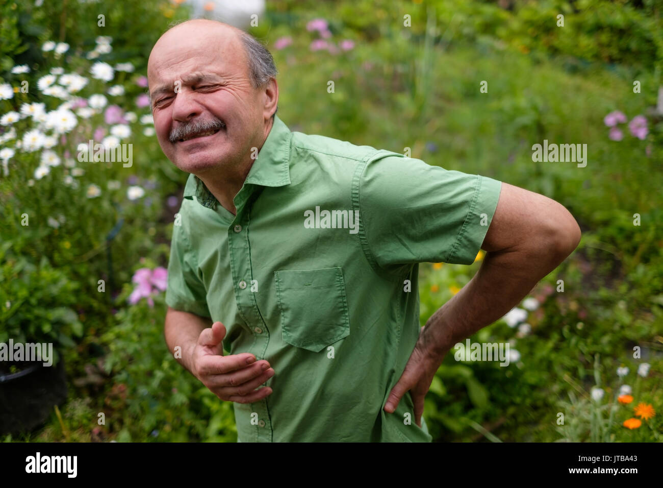 Vieil homme avoir douleur lumbago Banque D'Images