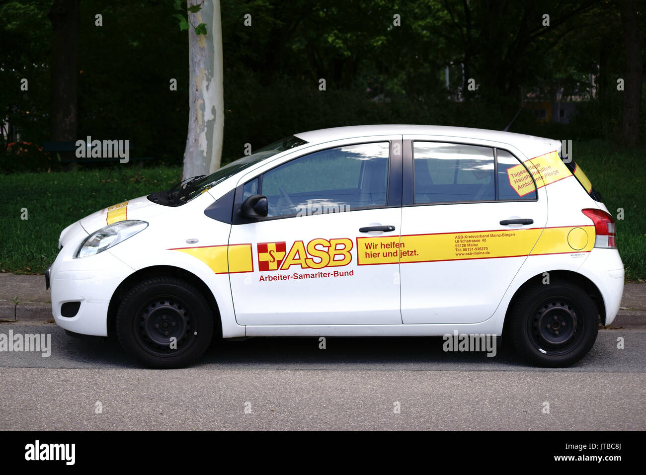 Mainz, Allemagne - le 06 août 2017 : une voiture de service du service de sauvetage-Workcarrier-Samariter parcs de l'Union sur la route lane sur août 06, 2017 à Mayence. Banque D'Images