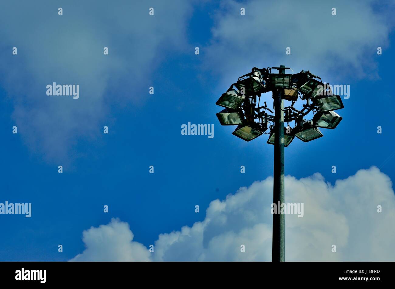 Lampadaire halogène haute installé à un parking de l'autoroute, en Italie, en Europe Banque D'Images