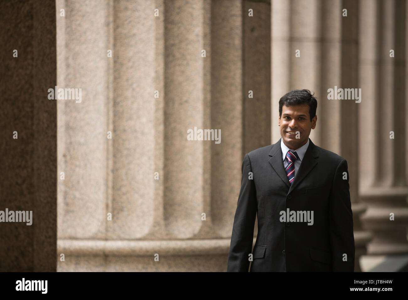 Homme d'affaires indien. En tant qu'avocat ou homme d'affaires à l'extérieur d'un édifice du palais colonial. Banque D'Images