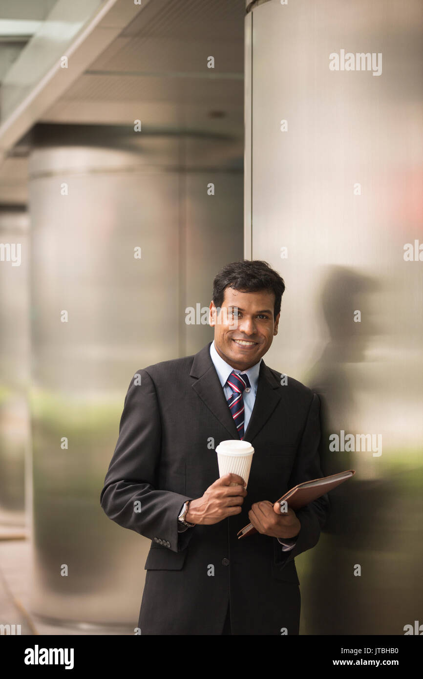 L'homme d'affaires indien avec un ordinateur tablette. Asian business man using digital tablet computer. Banque D'Images