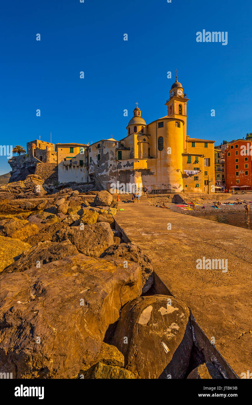 Camogli Ligurie Italie - l'église de S. Maria Assunta et la plage au premier feu du soleil Banque D'Images