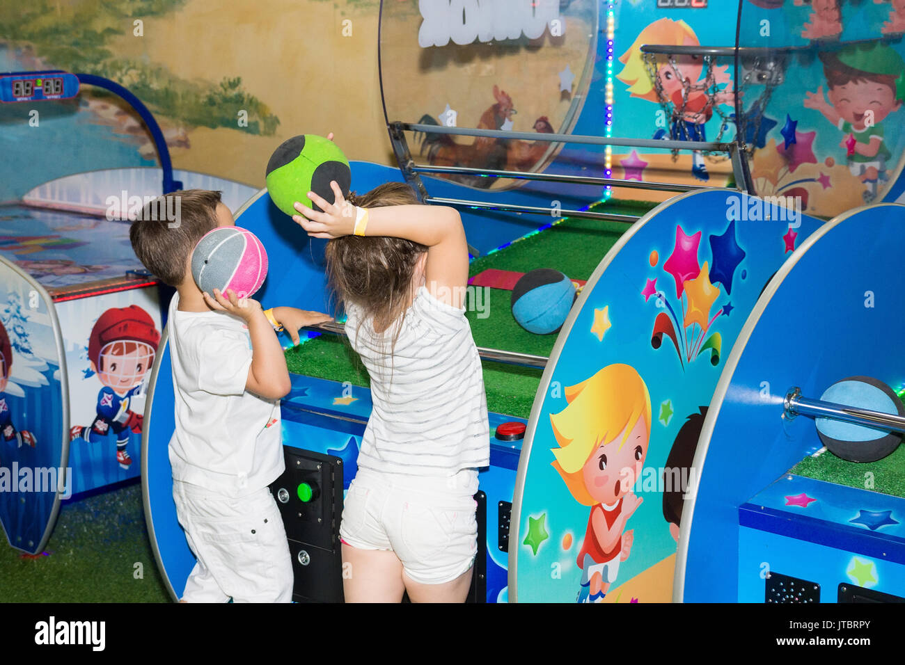 Garçon et fille jouant au basket-ball, parc d'attraction, Banque D'Images
