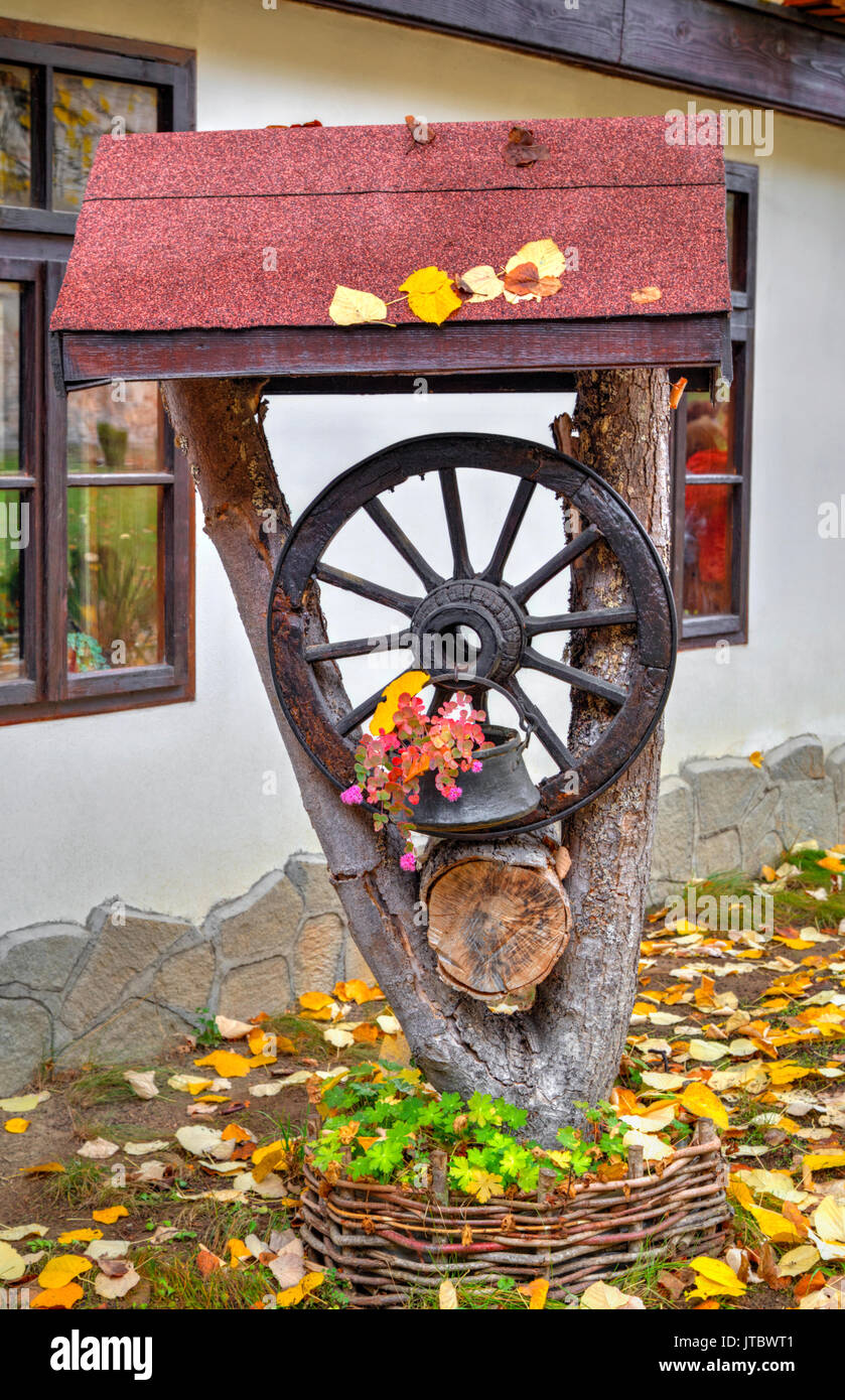 Belle décoration de jardin avec roue en bois Banque D'Images