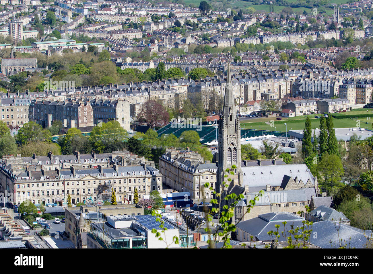 Vue paysage de la ville de Bath vu de l'Alexandra Park montrant le club de rugby de Bath Recreation Ground stadium. Banque D'Images