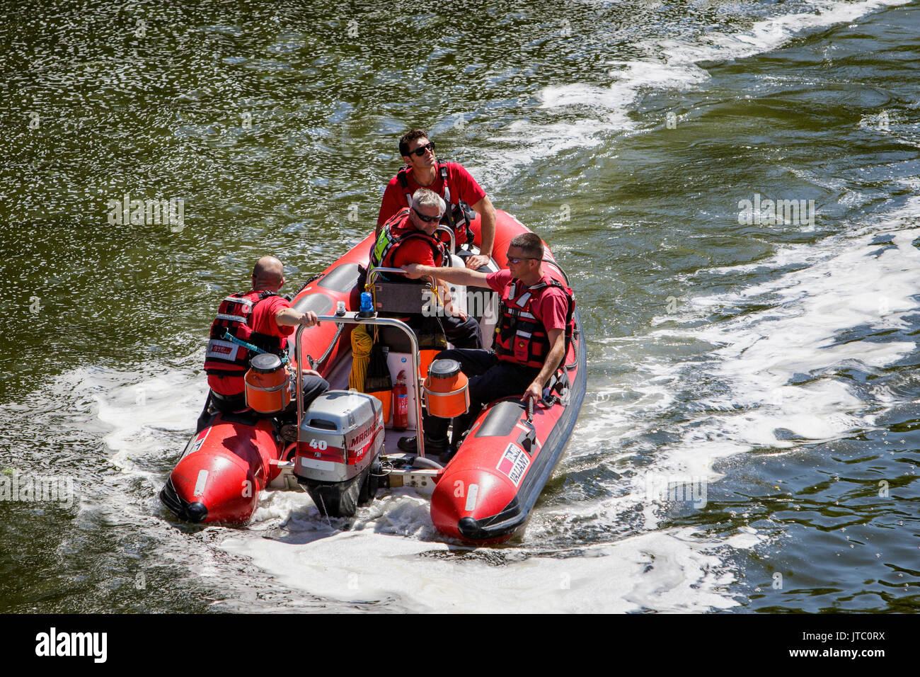 Les membres du Service d'incendie et de sauvetage Avon sont illustrés dans un bateau rapide de sauvetage dans la rivière Avon à Pulteney Weir à Bath Banque D'Images