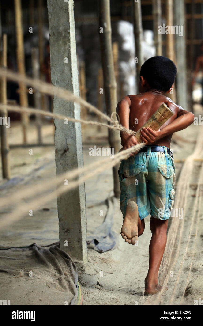 Travaux d'enfants travaillant dans une usine de fabrication de corde à Keraniganj à Dhaka le 09 juin 2013. Banque D'Images