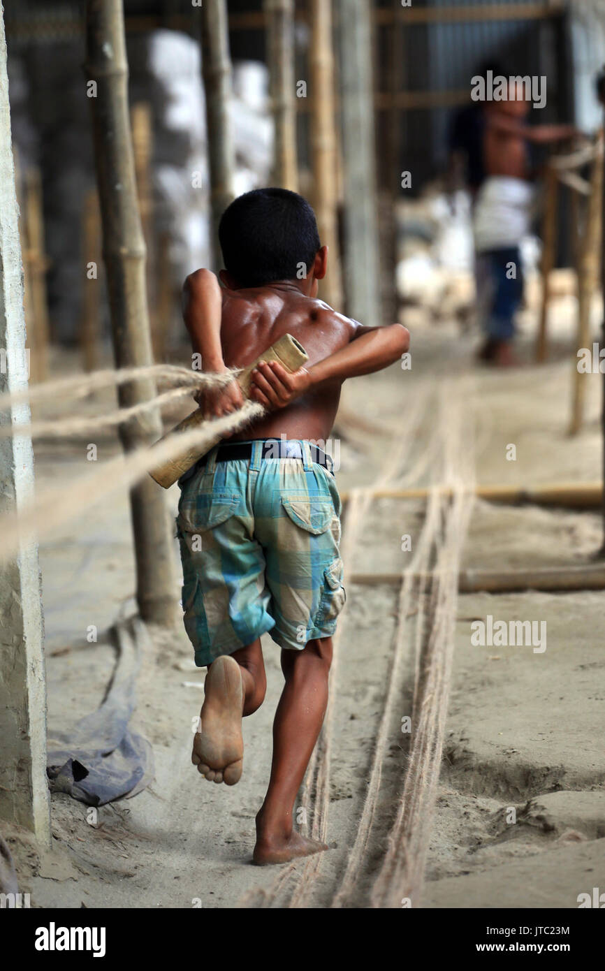 Travaux d'enfants travaillant dans une usine de fabrication de corde à Keraniganj à Dhaka le 09 juin 2013. Banque D'Images