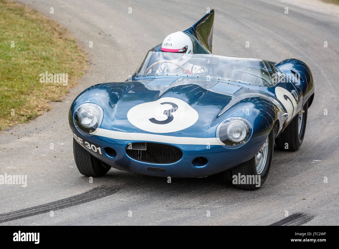 1956 Jaguar D-type 'long nez' Ecurie Ecosse Le Mans Endurance racer avec chauffeur Quirina Louwman en 2017 Goodwood Festival of Speed, Sussex, UK. Banque D'Images