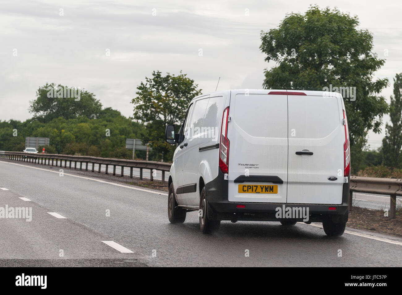 Une Ford Transit custom white van de conduire sur la route principale au Royaume-Uni Banque D'Images