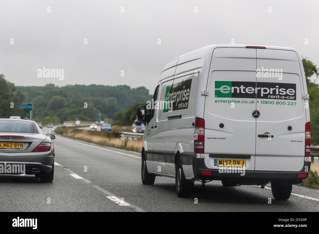 Une entreprise de voitures Mercedes Sprinter van de conduire sur la route principale au Royaume-Uni Banque D'Images