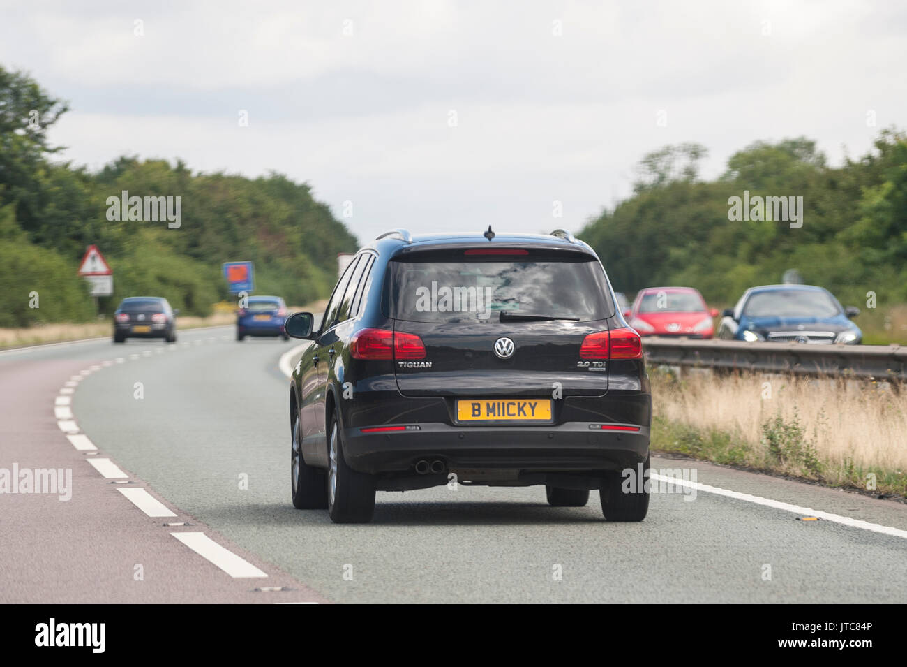 Un VW Tiguan roulant sur une route principale au Royaume-Uni Banque D'Images