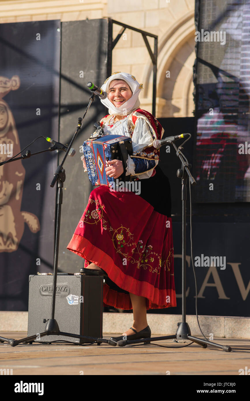Sardaigne folk music festival, un accordéoniste femelle populaire fonctionne à la la Cavalcata festival à Sassari, Sardaigne. Banque D'Images