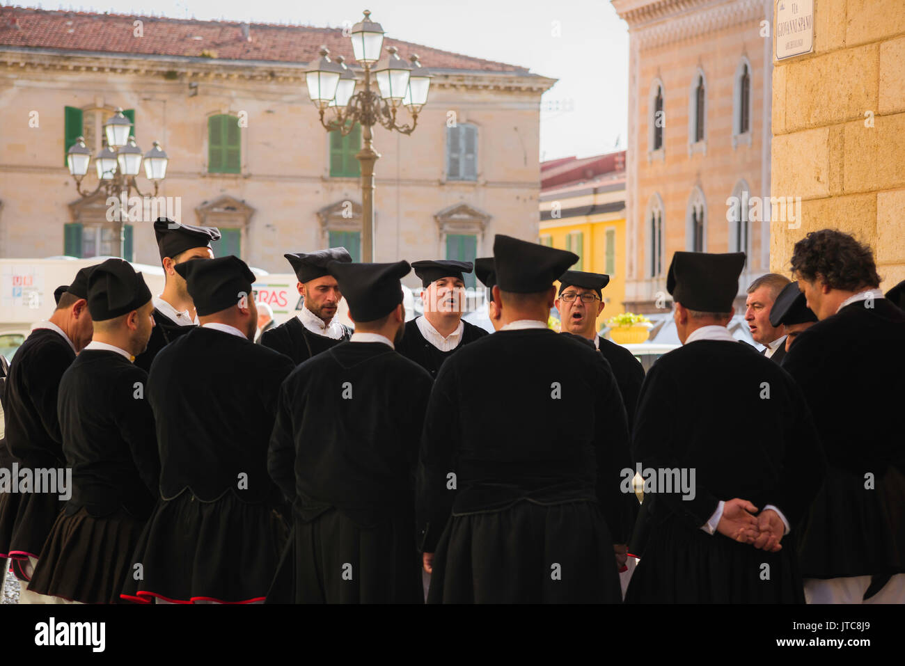Festival de musique folklorique de Sardaigne, un chœur masculin pratique dans une rue secondaire à Sassari avant de se produire au festival la Cavalcata en Sardaigne. Banque D'Images Festival de musique folklorique de Sardaigne, un chœur masculin pratique dans une rue secondaire à Sassari avant de se produire au festival la Cavalcata en Sardaigne. Banque D'Images