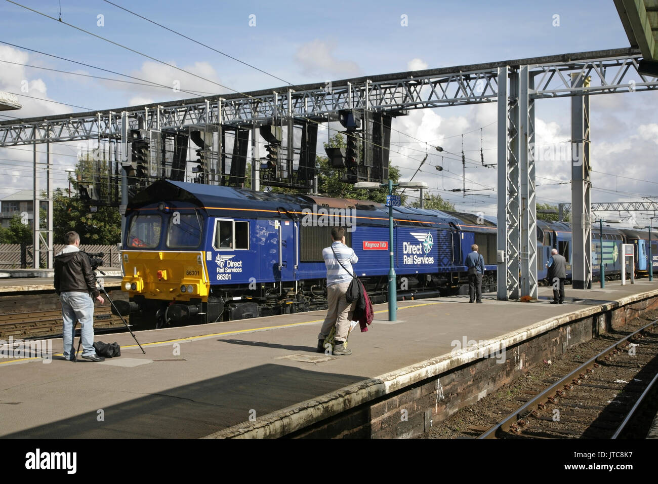 Amateurs de chemin de fer en regardant les DRS locomotive diesel de la classe 66 66301 Kingmoor» «DGT à Carlisle, Royaume-Uni. Banque D'Images
