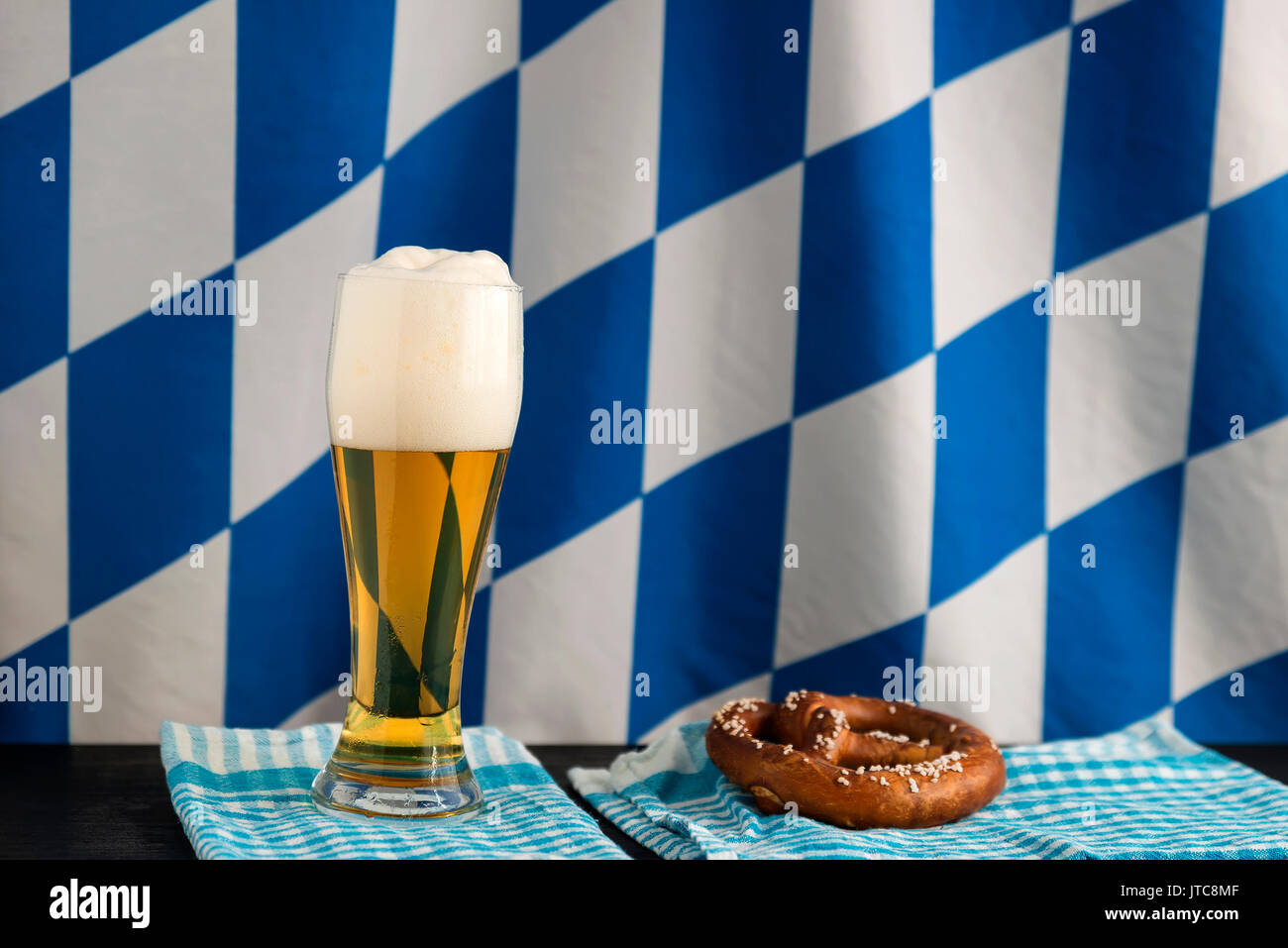 La vie toujours de la bière, de la bière fraîche froide orange dans un verre avec un drapeau de la Bavière Banque D'Images