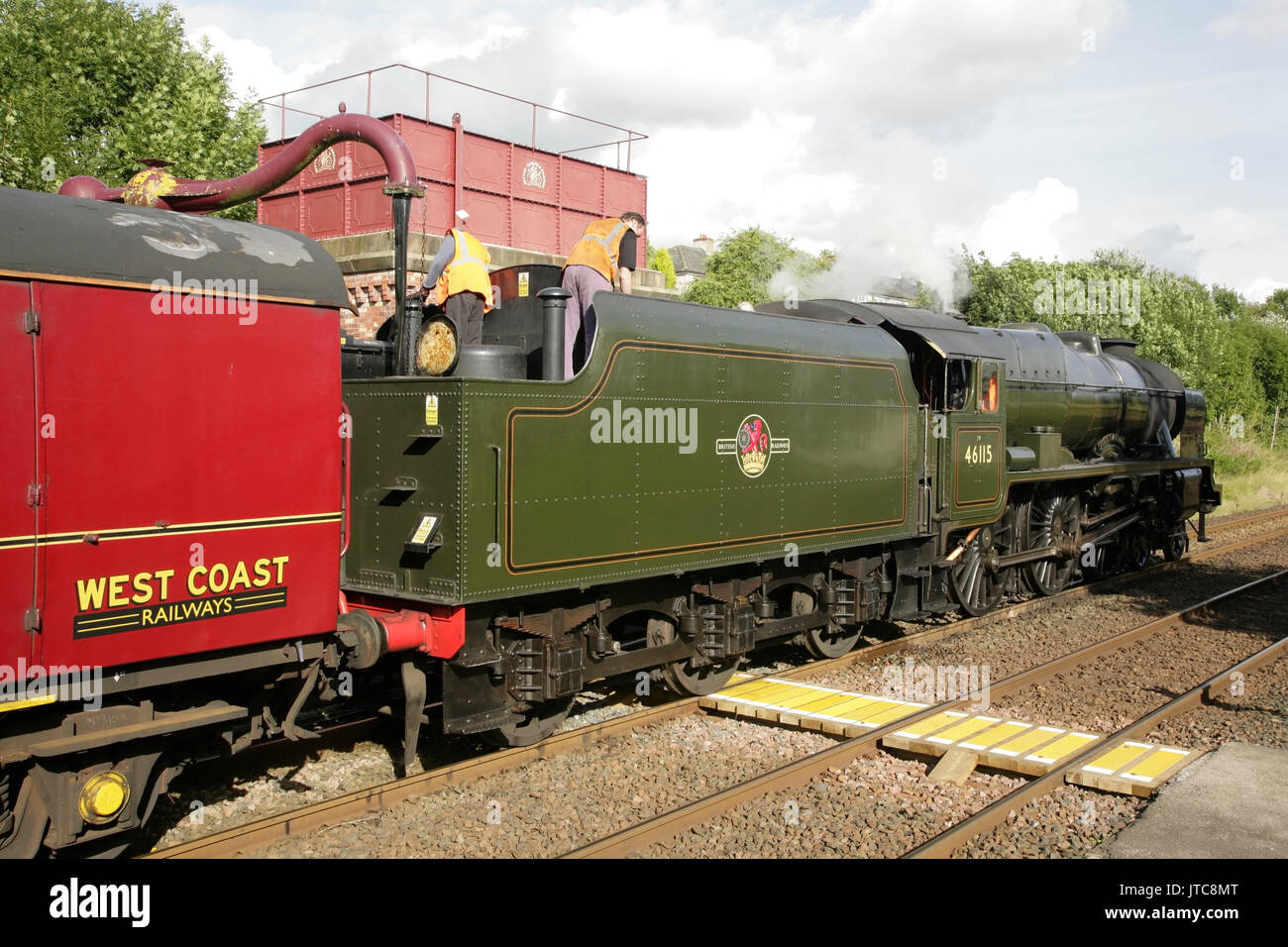 LMS Royal Scot classe 7P locomotive Guardsman écossais prend l'eau à la station d'Appleby, UK avec 'le' Dalesman train entre York et Carlisle. Banque D'Images