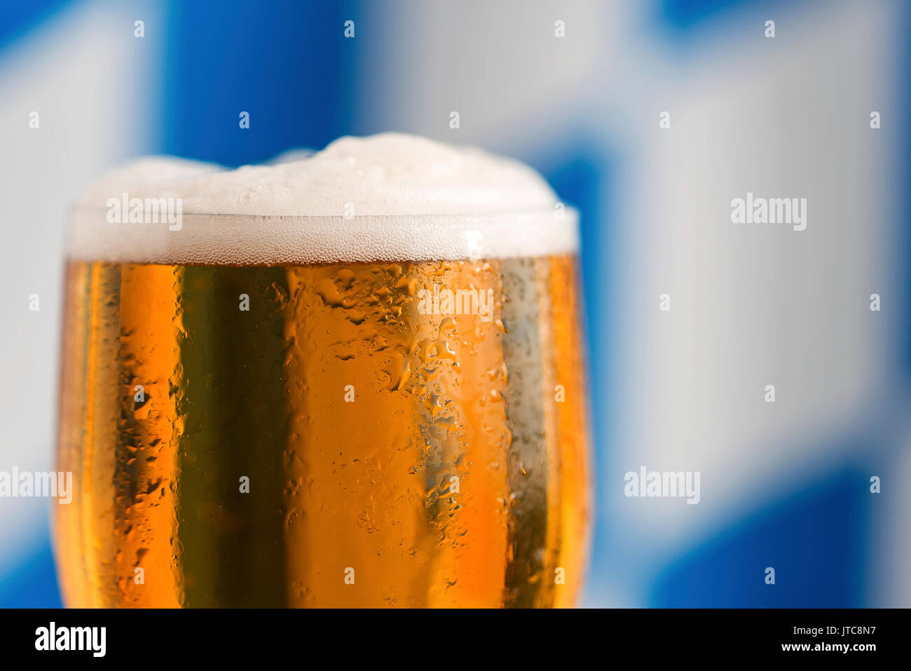 La vie toujours de la bière, de la bière fraîche froide orange dans un verre avec un drapeau de la Bavière Banque D'Images