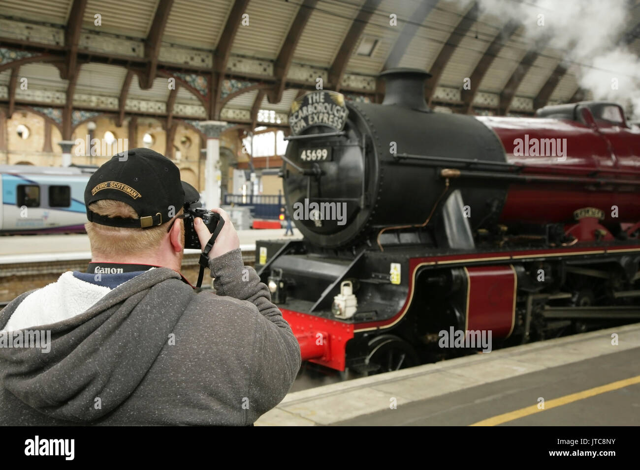 Locomotive à vapeur classe Jubilee LMS '45699' Galatea à York, UK avec le Scarborough Spa Express train charter Banque D'Images