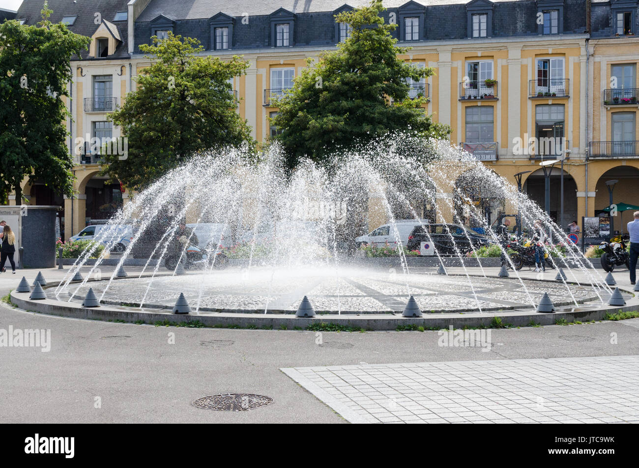 Grande Fontaine décorative dans le carré sur Quai Henri IV dans le port français de Dieppe en Normandie, dans le Nord de la France Banque D'Images