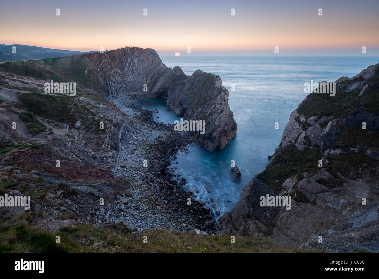 Lulworth Cove et trou de l'escalier dans le Dorset. Banque D'Images