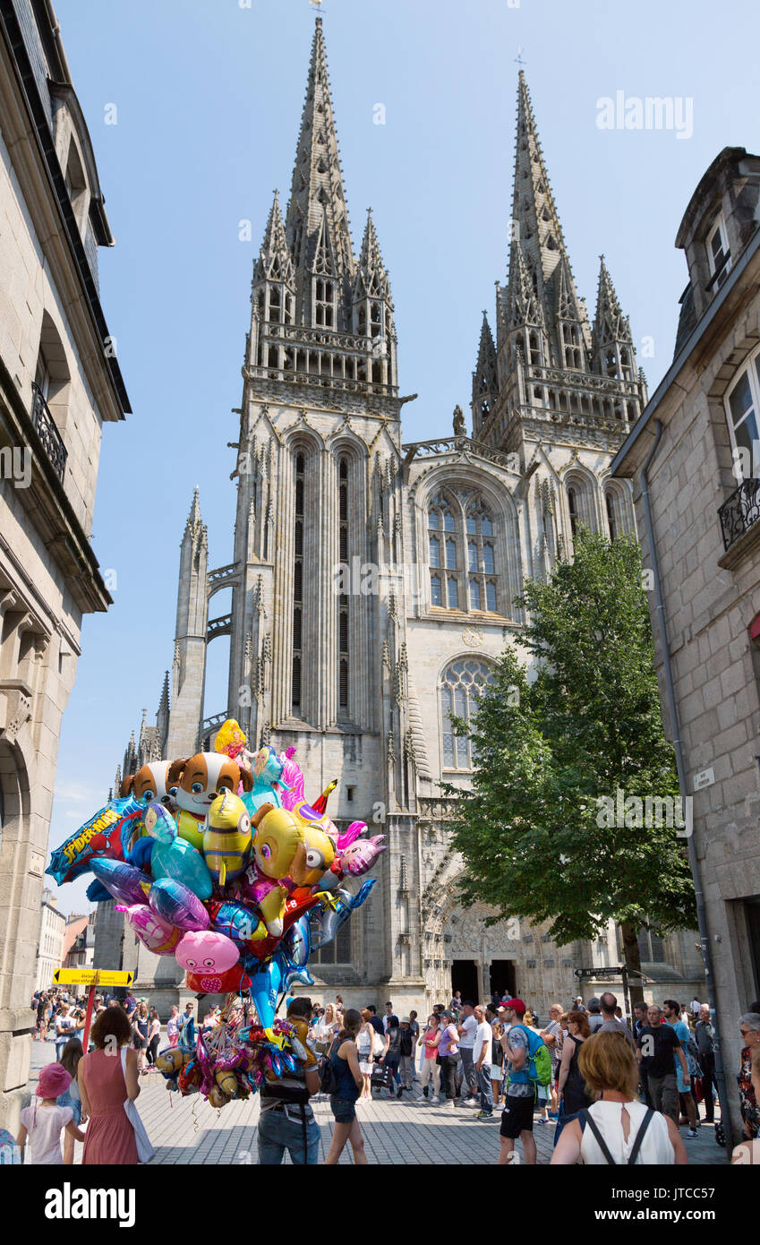 Ballons et cathédrale de Quimper, Quimper, Bretagne France Europe Banque D'Images