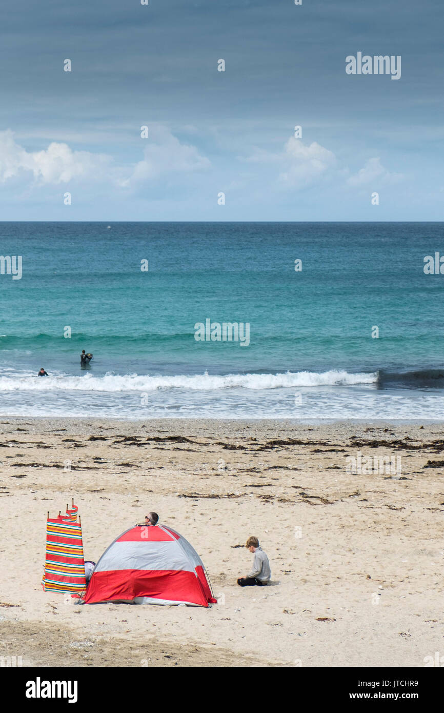 Les vacanciers sur la plage de Towans Gwithian à Cornwall. Banque D'Images
