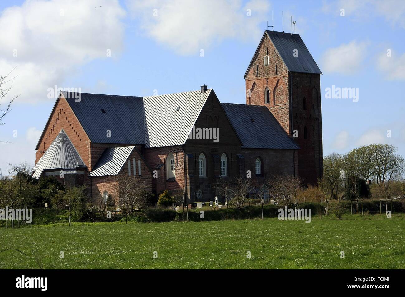 Le canton de Nieblum est dominé par l'imposante Cathédrale', 'Friesen the l'Église. L'église a été construite il y a 600 ans. Dans l'ombre de Saint Jean, de nombreux marins sont enterrés. Nieblum, île de Foehr, Schleswig-Holstein, Allemagne, Europe Date : Apr | conditions dans le monde entier Banque D'Images