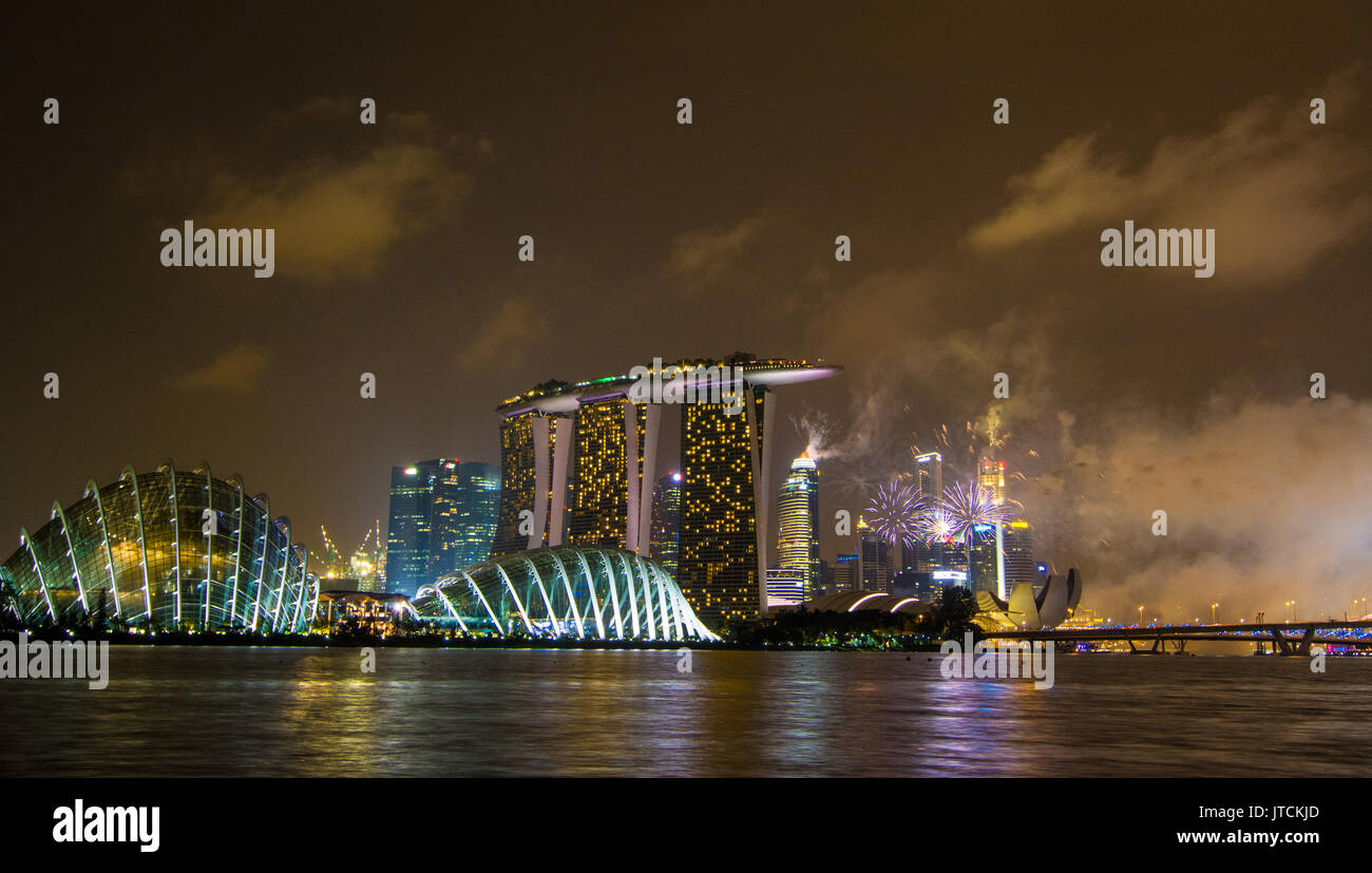 Singapour - Jul 4, 2015. D'artifice à Marina Bay à Singapour. L'économie singapourienne est connu comme l'un des plus libre, le plus innovant et plus competitiv Banque D'Images
