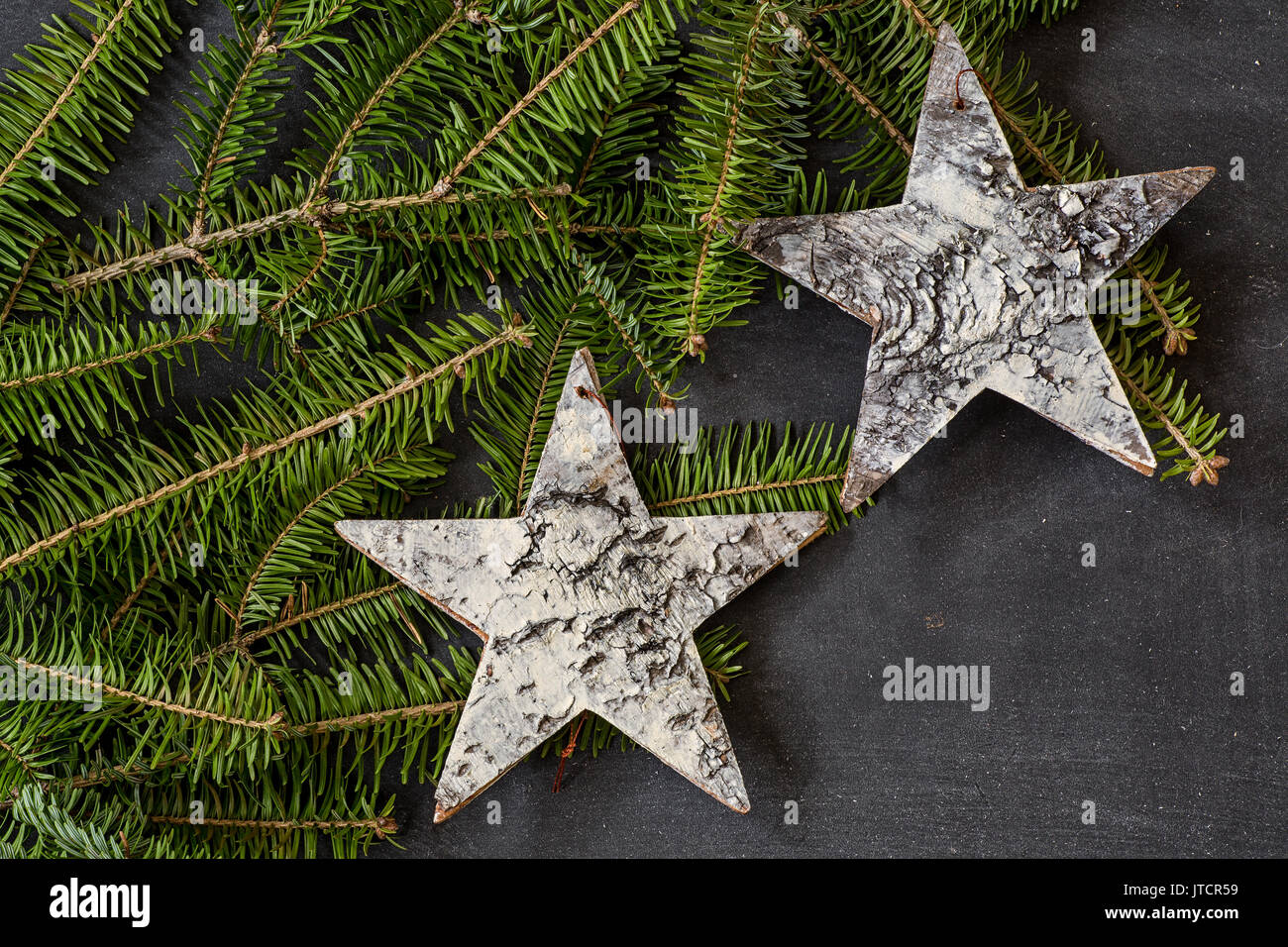 Écorce de bouleau stars de Noël rustique avec des feuilles de sapin baumier. Banque D'Images