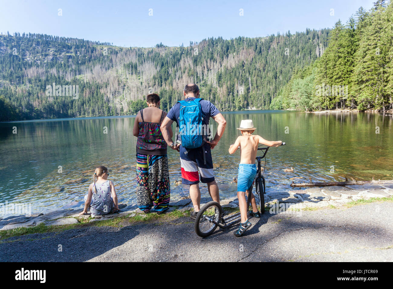 Les touristes sur la rive du lac Noir, Sumava, République Tchèque Banque D'Images