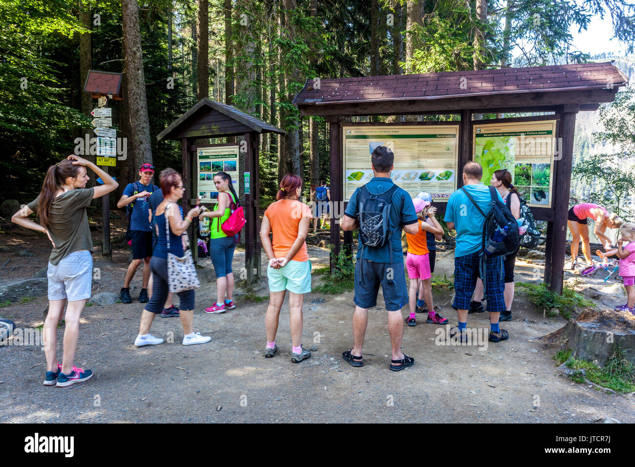 Foules de visiteurs devant le panneau d'information au Parc National du Lac Noir Šumava République Tchèque Europe Banque D'Images