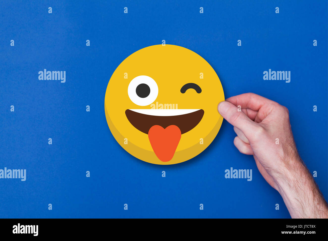 Homme main tenant une émoticône emoji icône smiley chef Banque D'Images