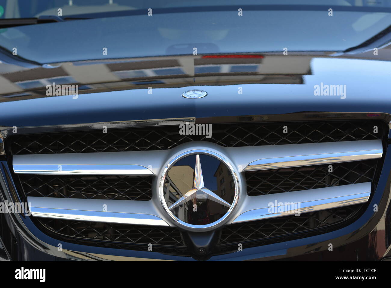 Francfort, Allemagne - le 9 octobre 2015 - Le logo d'une voiture diesel Mercedes Benz Banque D'Images