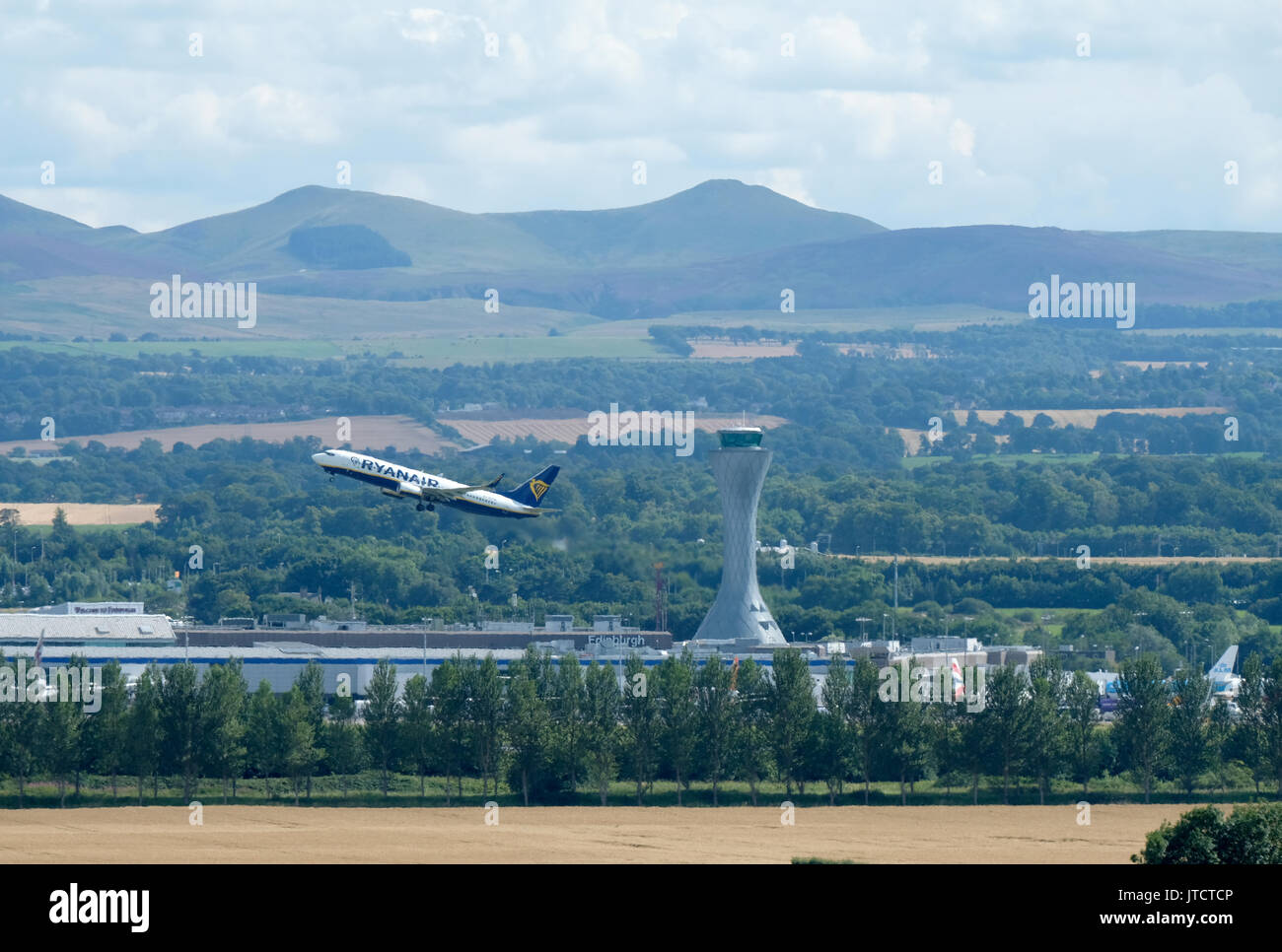 Un avion de Ryanair décolle de l'aéroport d'Édimbourg. Banque D'Images