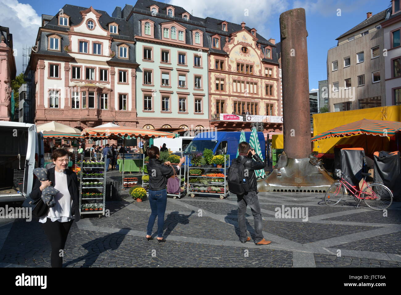 Mainz, Allemagne - le 9 octobre 2015 - Woman shopping et parler sur le marché local à Mayence Banque D'Images