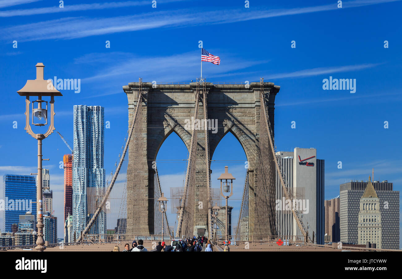 Vue du pont de Brooklyn à New York. Le pont enjambe l'East River reliant les quartiers de Manhattan et de Brooklyn. Banque D'Images